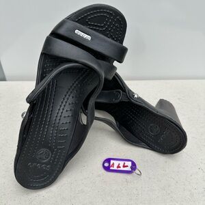 Crocs Cyprus IV Sandals Size 8 Black Strappy Platform Heel Rubber Slip On Shoes